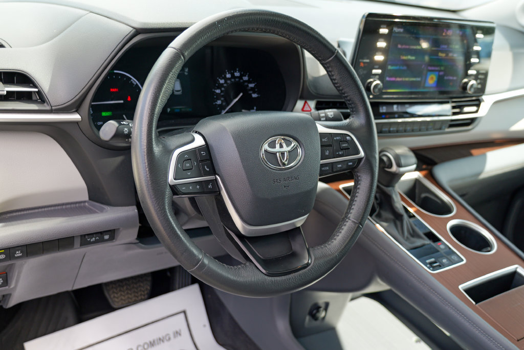 Used 2024 Toyota Sienna XLE w/ XLE Plus Package FWD image 19