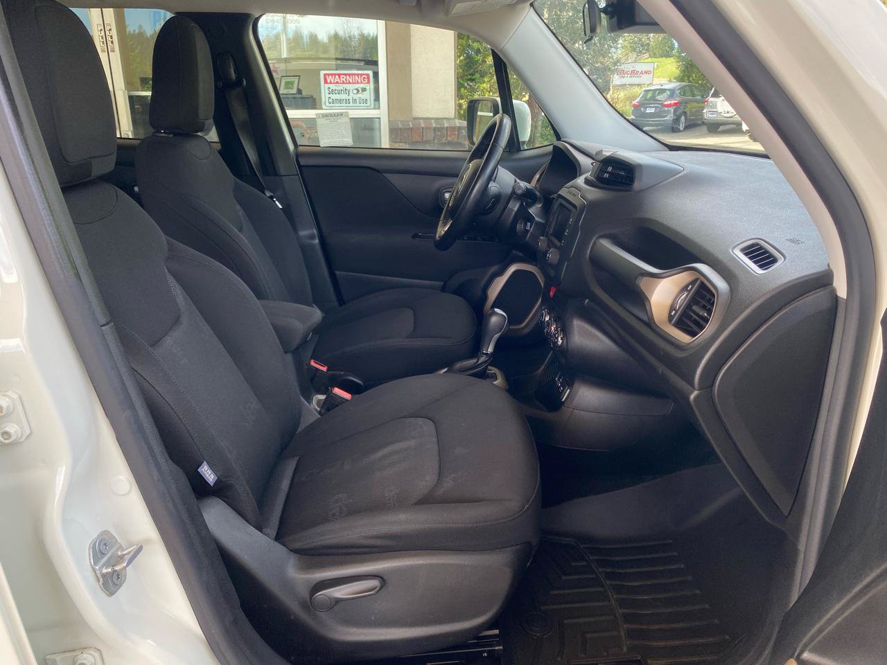 Used 2016 Jeep Renegade Latitude FWD image 32