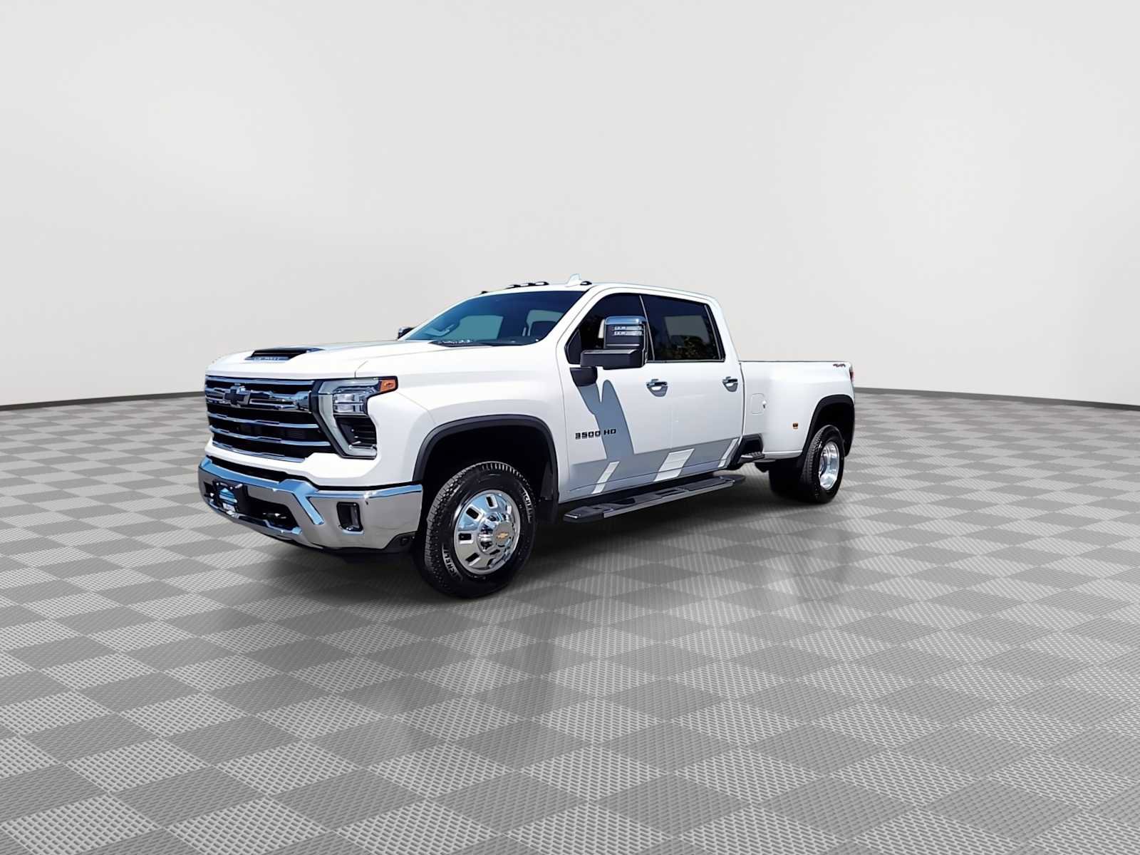 Used 2025 Chevrolet Silverado 3500 LTZ AWD/4WD image 4