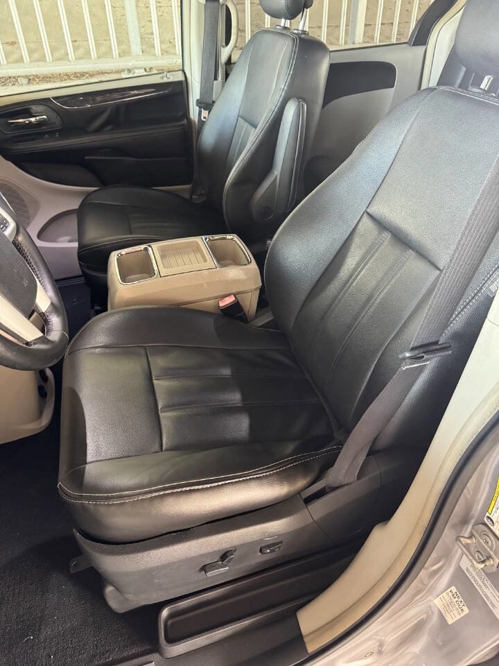 Used 2016 Chrysler Town & Country Touring FWD image 15