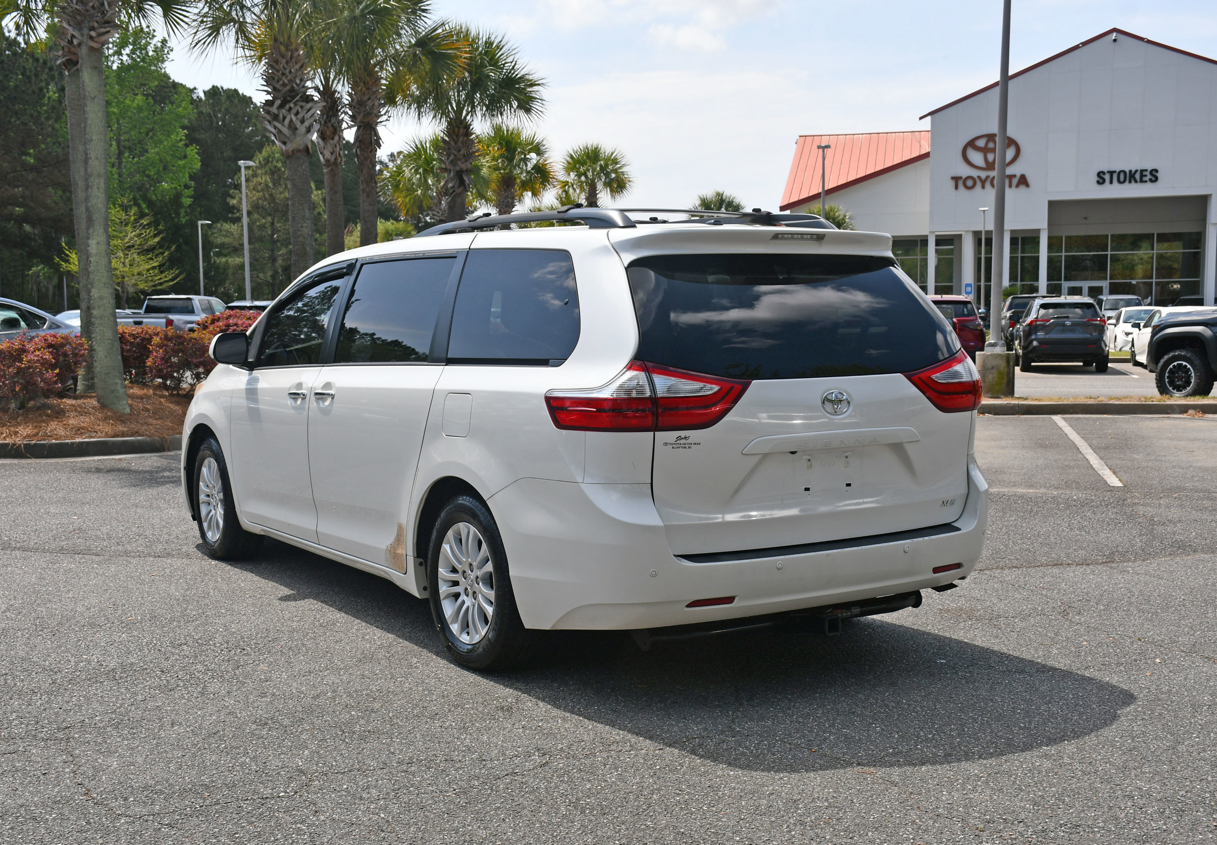 Used 2017 Toyota Sienna XLE w/ XLE Navigation Package FWD image 3