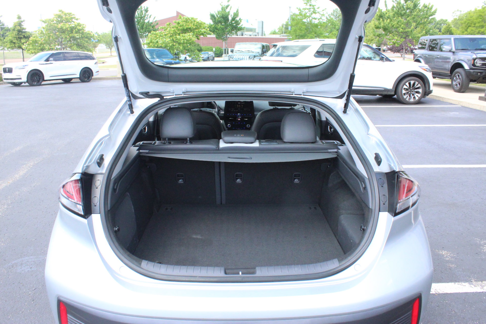 Used 2022 Hyundai Ioniq Limited FWD image 8