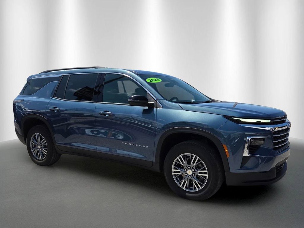 Used 2025 Chevrolet Traverse LT FWD image 2