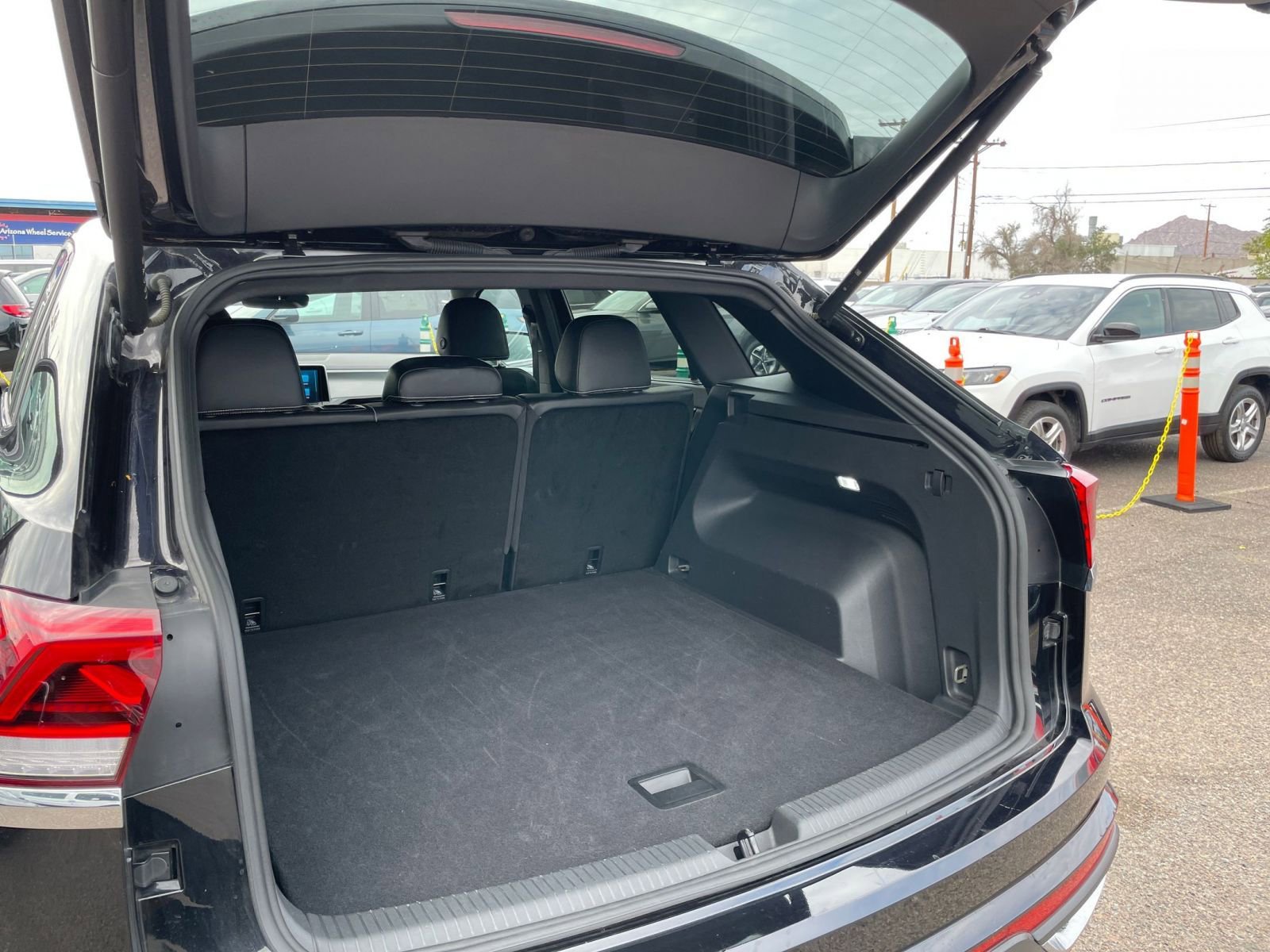 Used 2025 Volkswagen Atlas Cross Sport SE FWD image 34