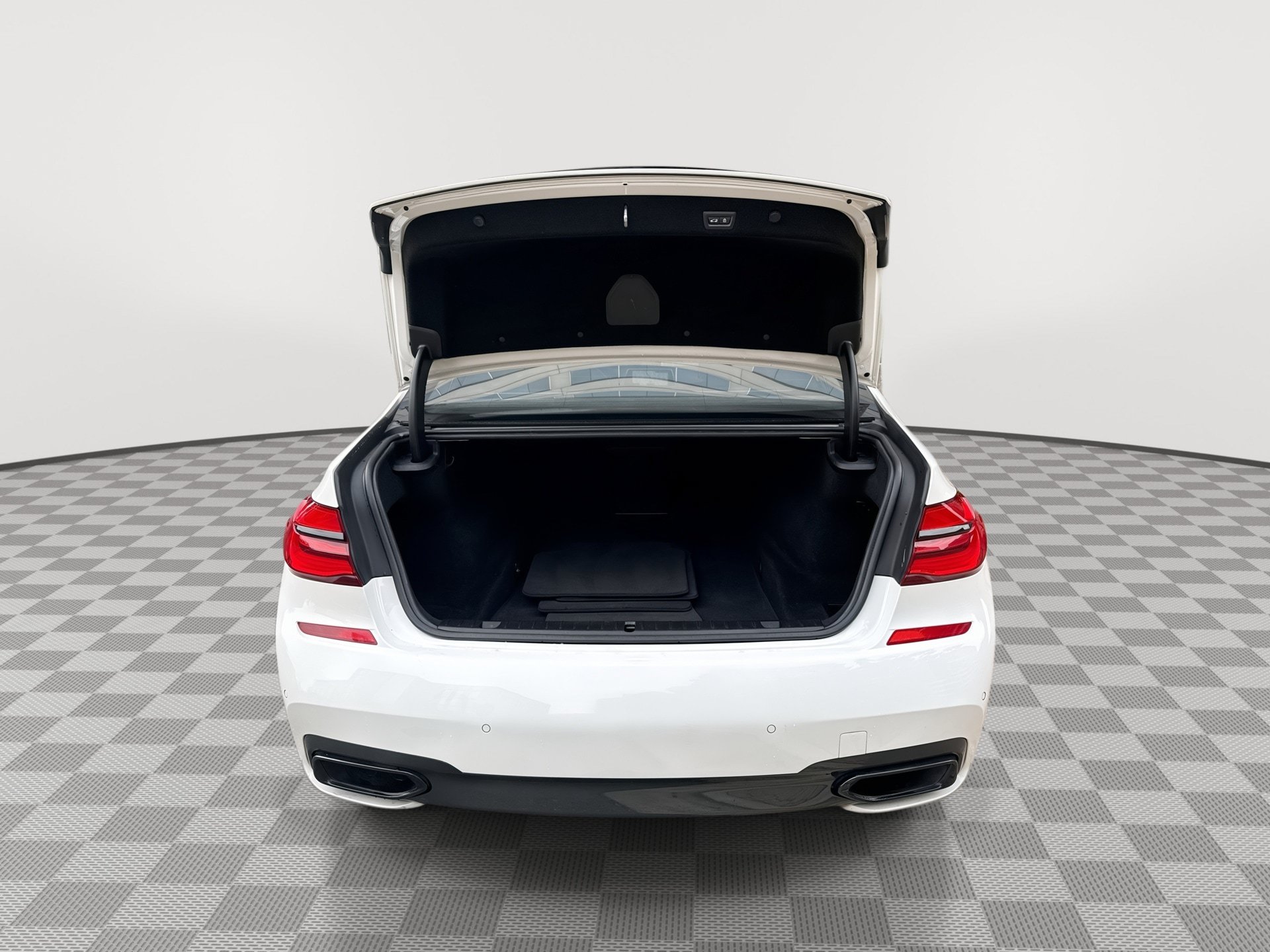 Used 2017 BMW 750i RWD image 21