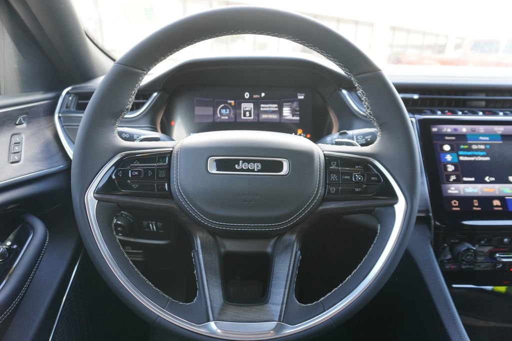 Used 2023 Jeep Grand Cherokee Overland w/ Luxury Tech Group IV AWD/4WD image 10