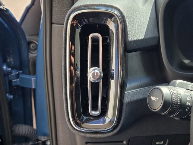 Used 2023 Volvo XC40 Recharge Plus image 25