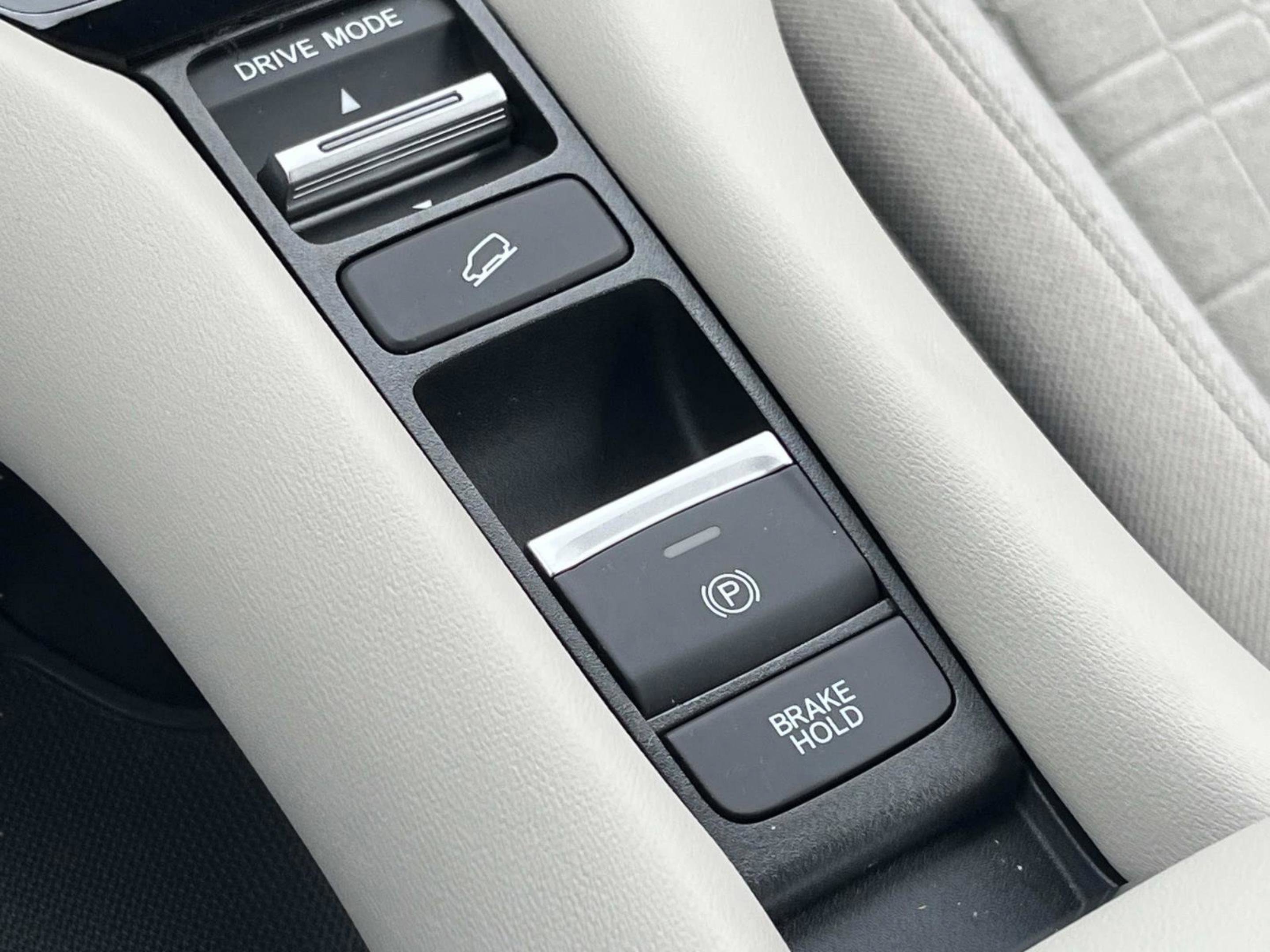 Used 2025 Honda HR-V LX image 32