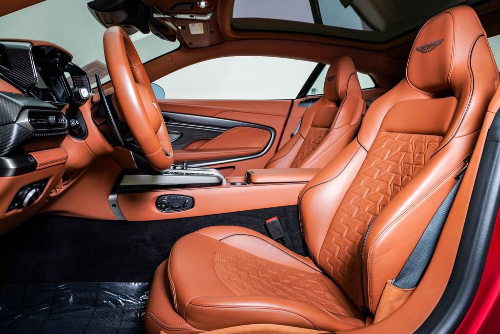 Used 2025 Aston Martin Vanquish RWD image 21