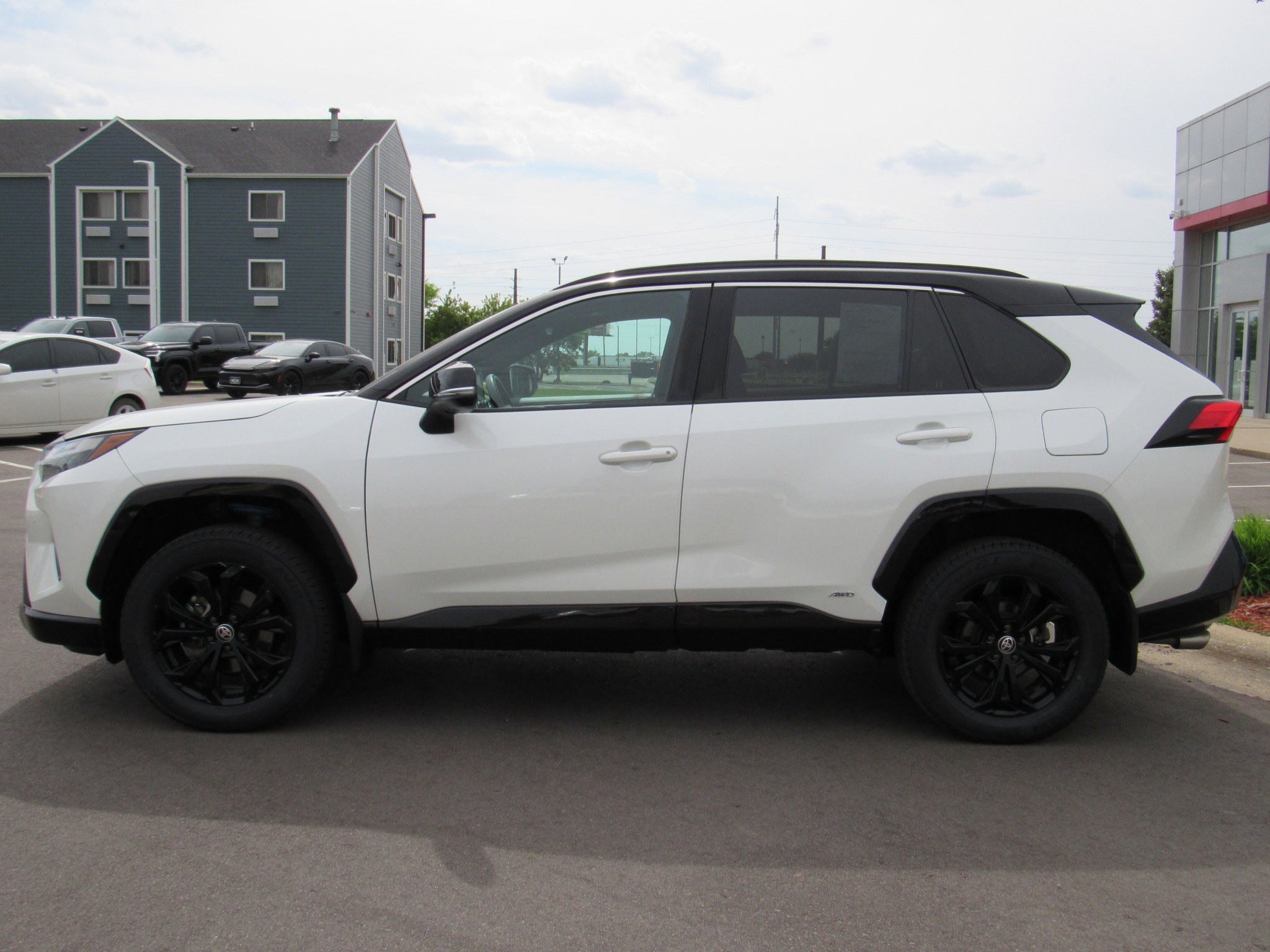 Used 2022 Toyota RAV4 XSE AWD/4WD image 9