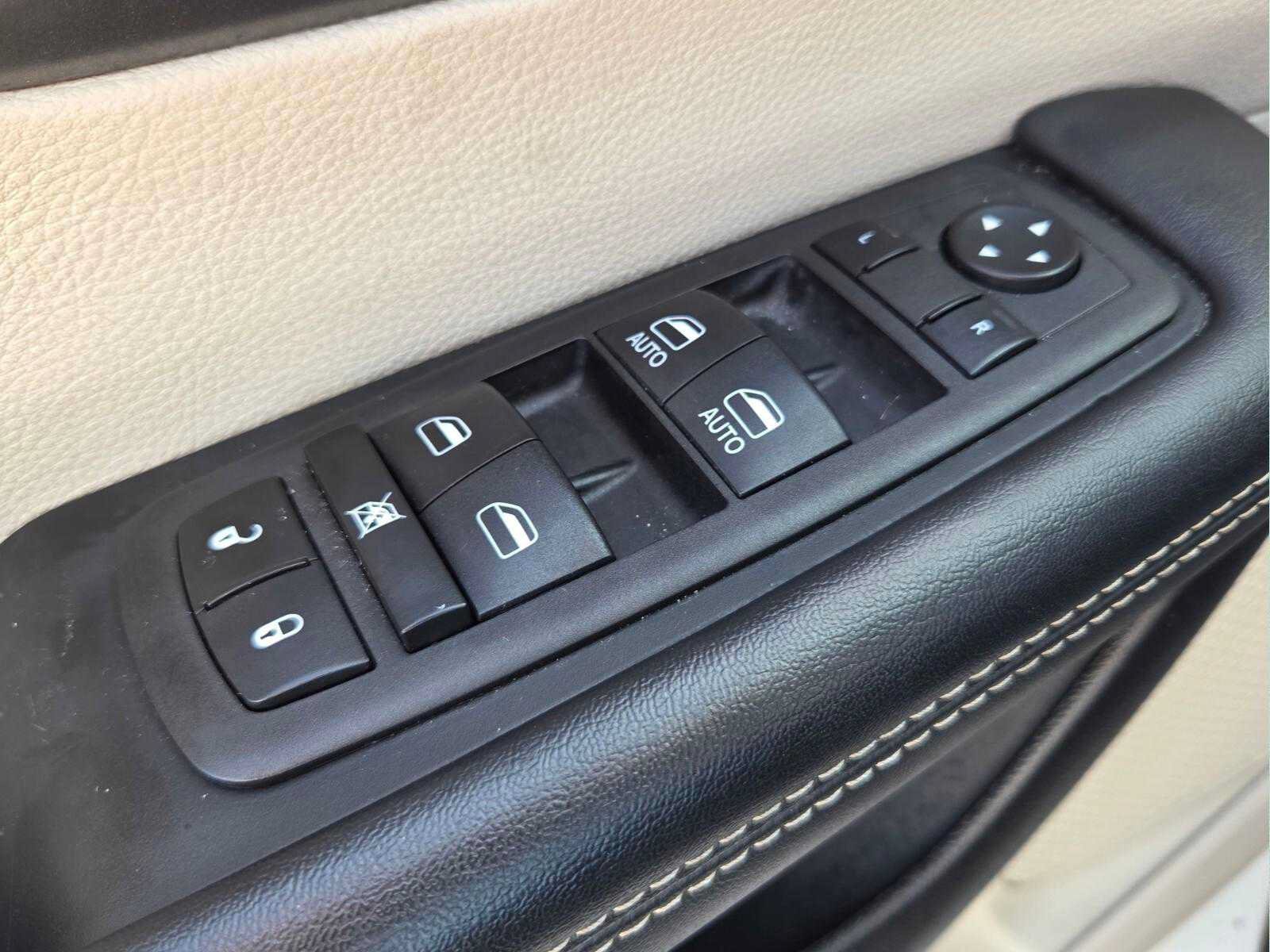 Used 2023 Chrysler Pacifica Touring-L FWD image 29