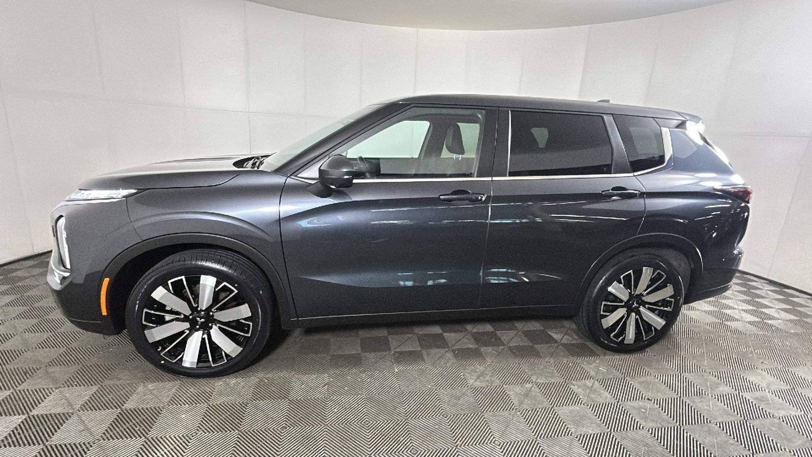 Used 2025 Mitsubishi Outlander SE AWD/4WD image 5