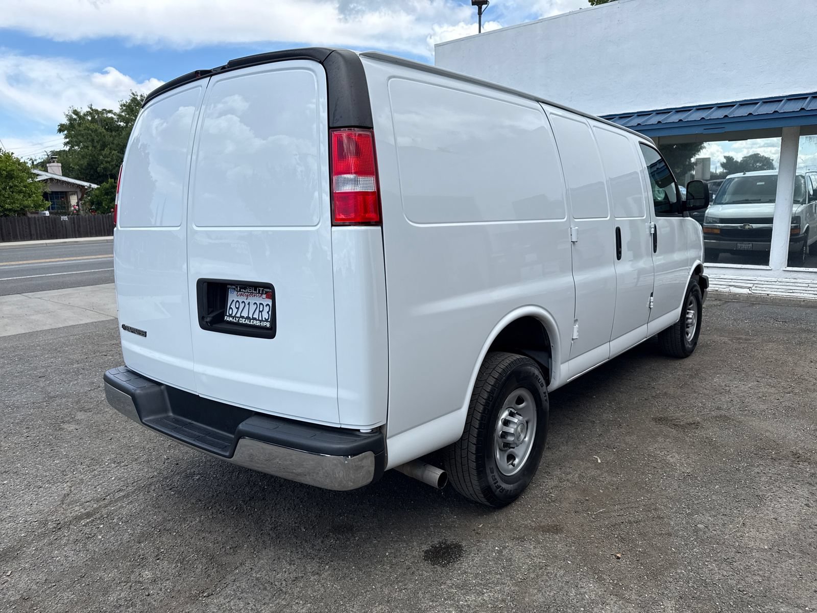 Used 2022 Chevrolet Express 2500 w/ Driver Convenience Package RWD image 5