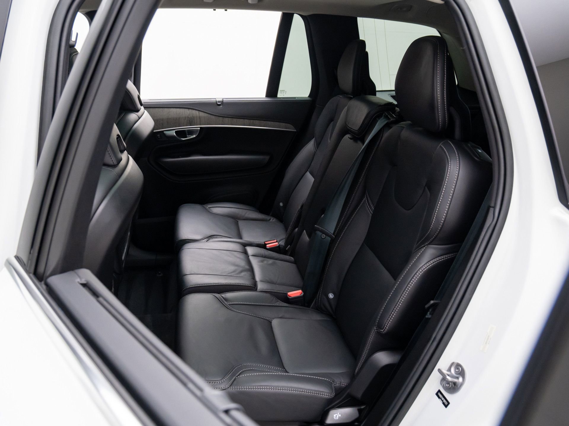 Used 2023 Volvo XC90 B6 Ultimate w/ Protection Package Premier image 18