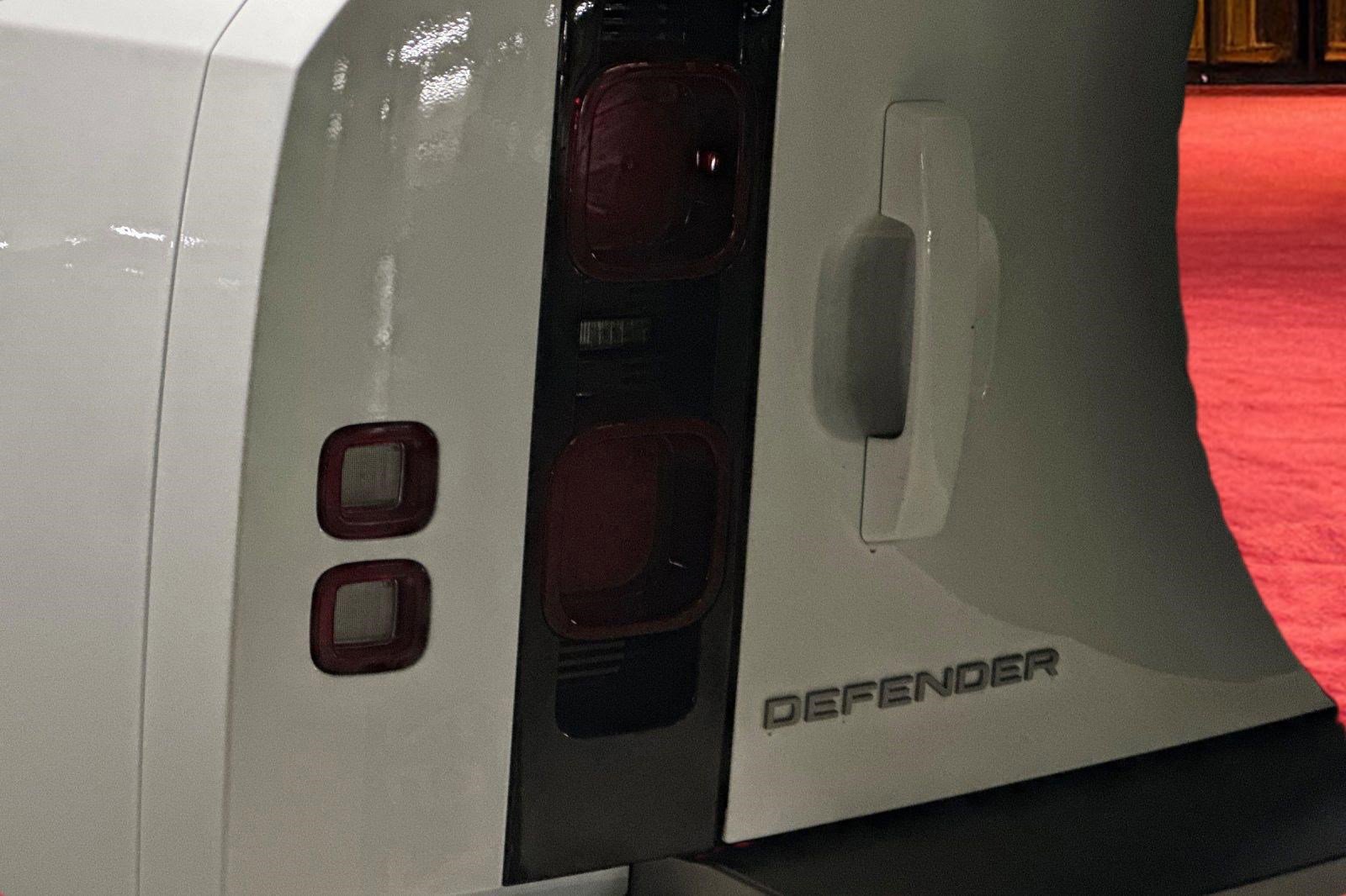 New 2025 Land Rover Defender 130 X-Dynamic SE image 12