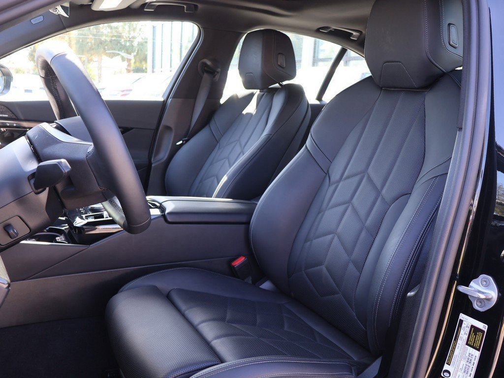 Used 2025 BMW i5 xDrive40 w/ Premium Package image 31