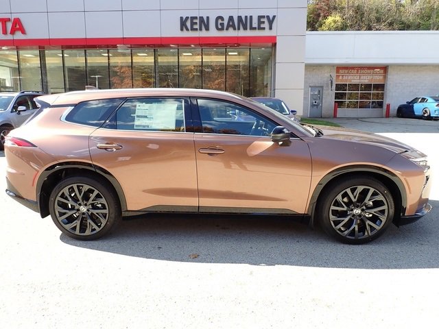 New 2025 Toyota Crown Signia image 2