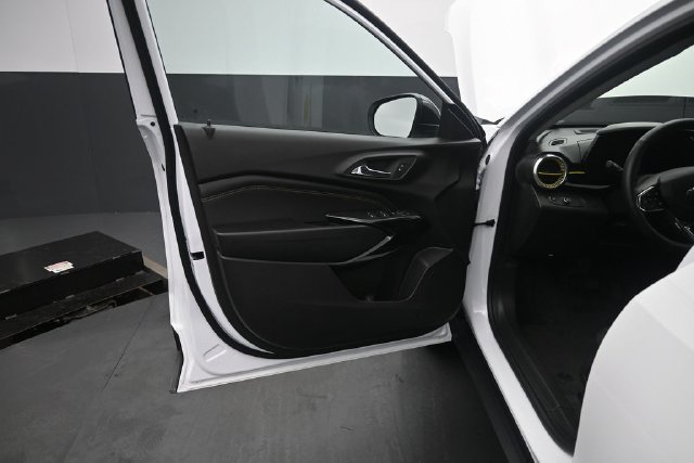 Used 2025 Chevrolet Trax ACTIV FWD image 12