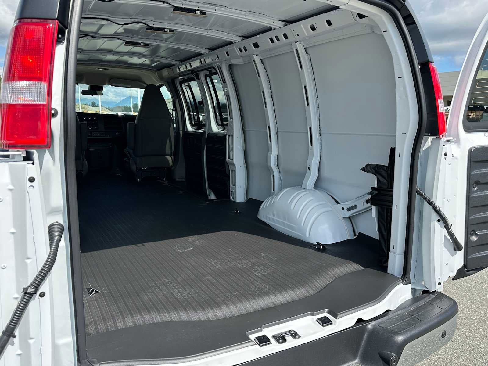 New 2025 GMC Savana 3500 Extended w/ Driver Convenience Package RWD image 22