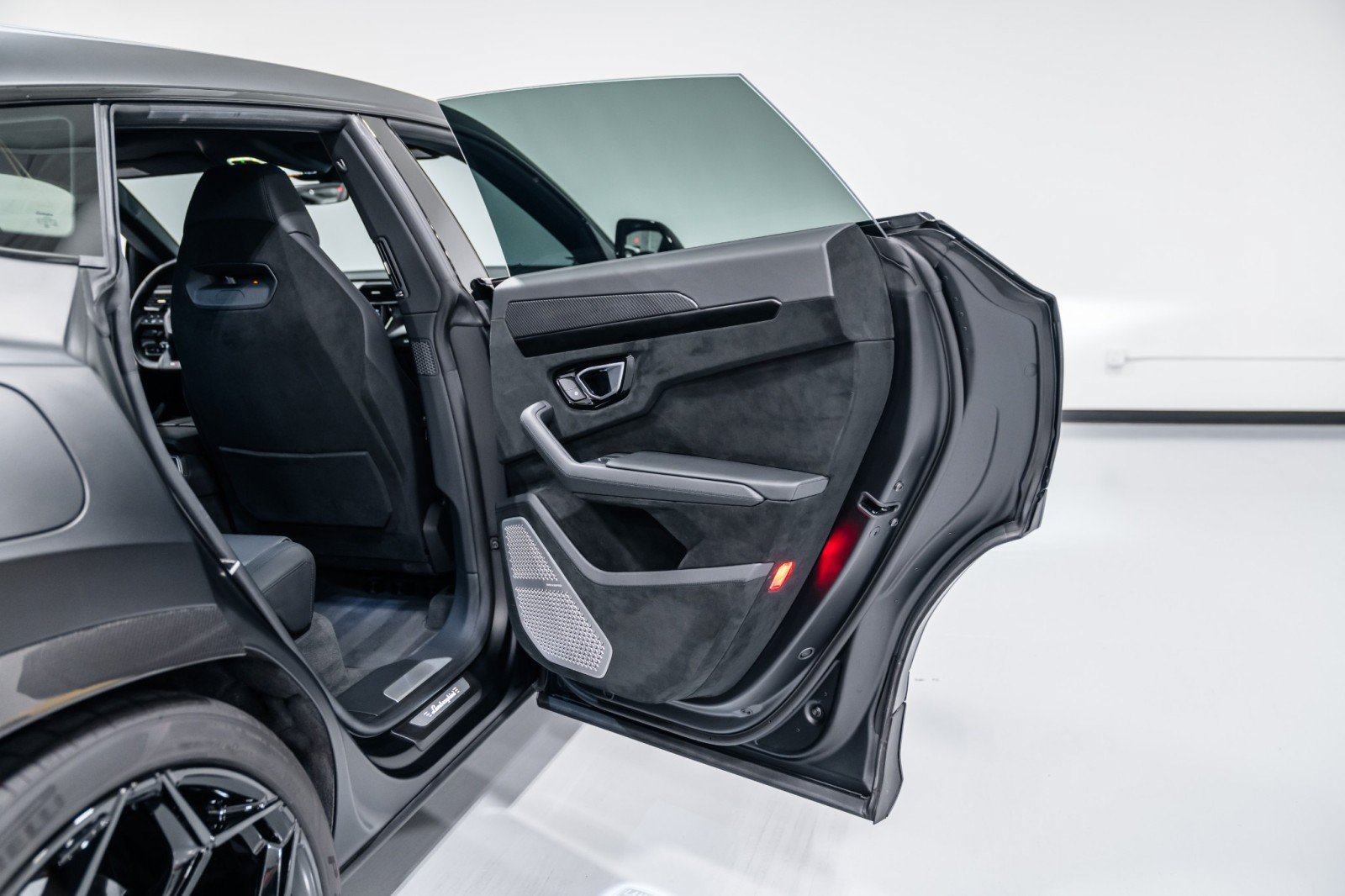 Used 2024 Lamborghini Urus Performante AWD/4WD image 39