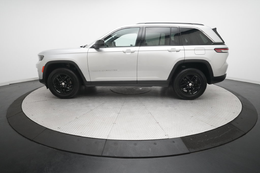 Used 2025 Jeep Grand Cherokee Laredo X w/ Luxury Tech Group I AWD/4WD image 24
