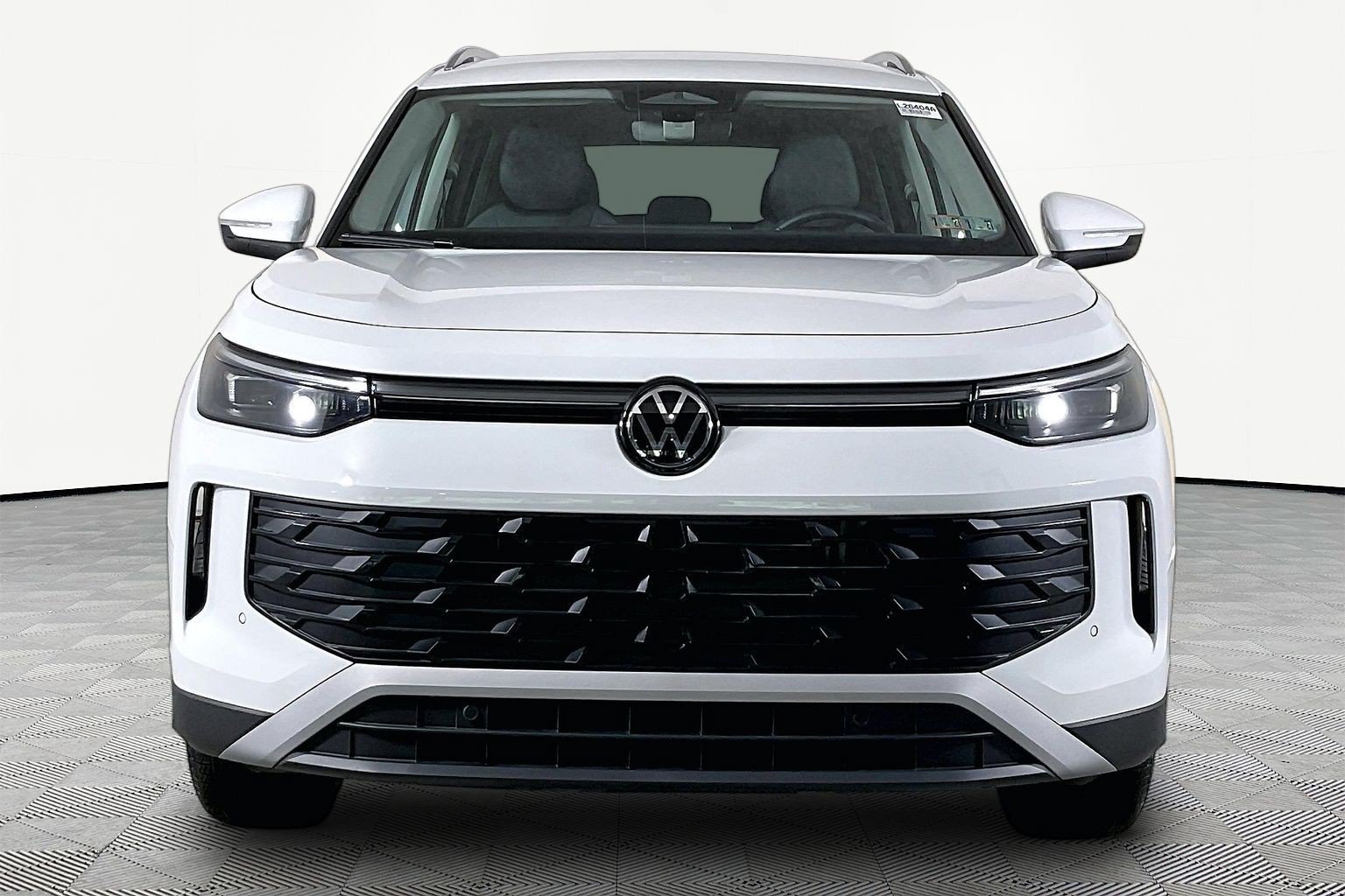 Used 2025 Volkswagen Tiguan SE AWD/4WD image 2