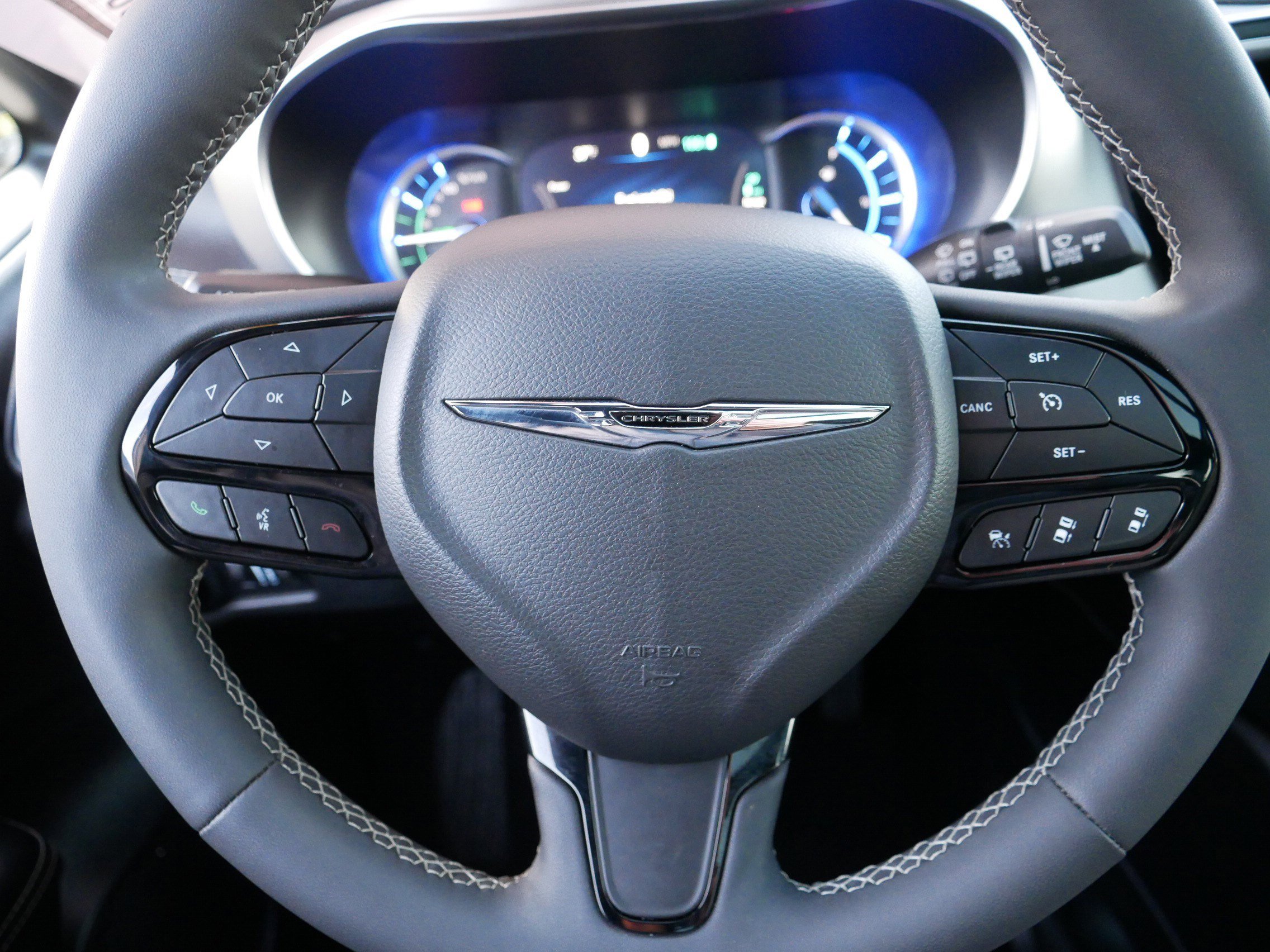 Used 2022 Chrysler Pacifica Limited w/ Uconnect Theater Family Group image 25