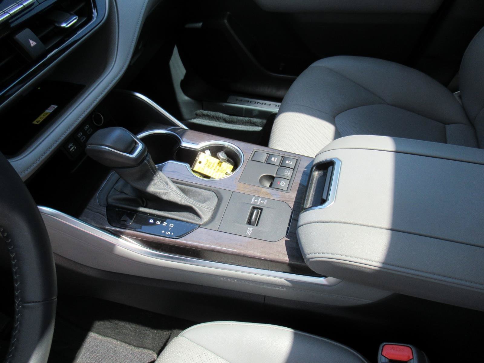 Used 2023 Toyota Highlander Limited FWD image 20