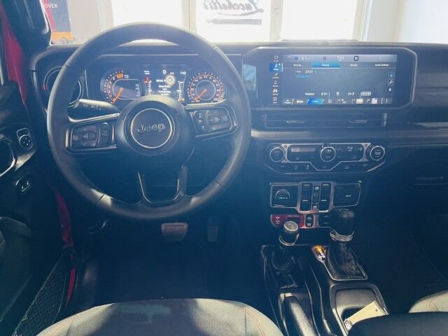 Used 2025 Jeep Wrangler Unlimited Rubicon AWD/4WD image 16