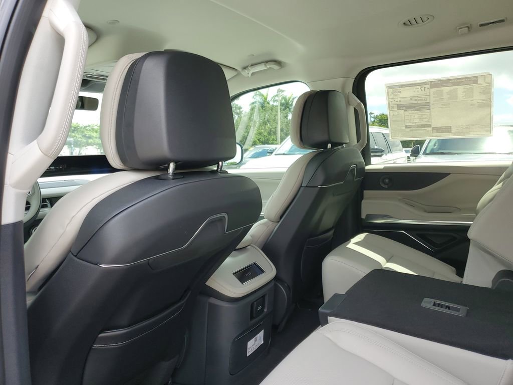 New 2026 Lincoln Navigator Premier AWD/4WD image 10