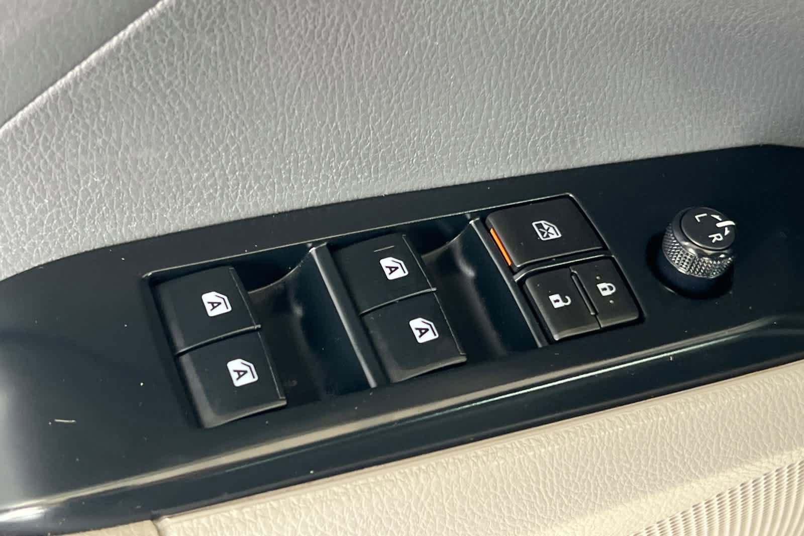 Used 2018 Toyota Camry SE FWD image 13
