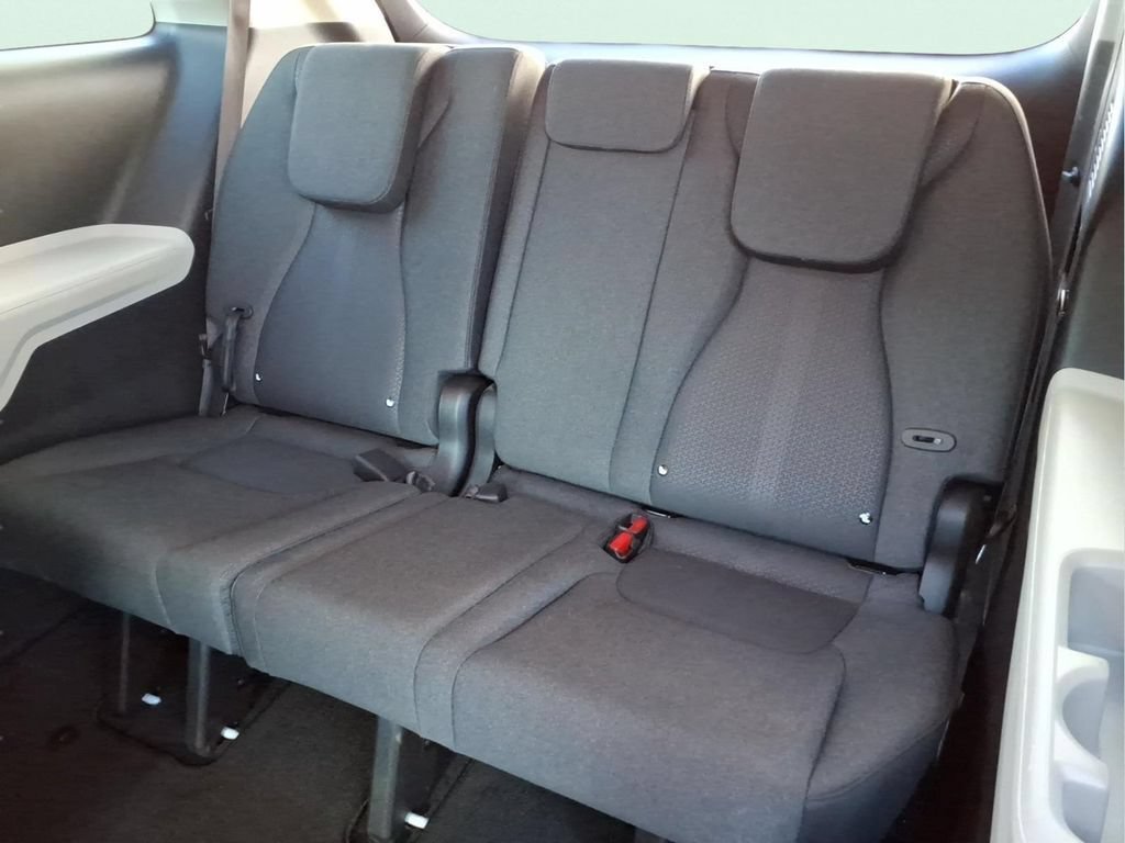 Used 2024 Kia Carnival LX FWD image 18