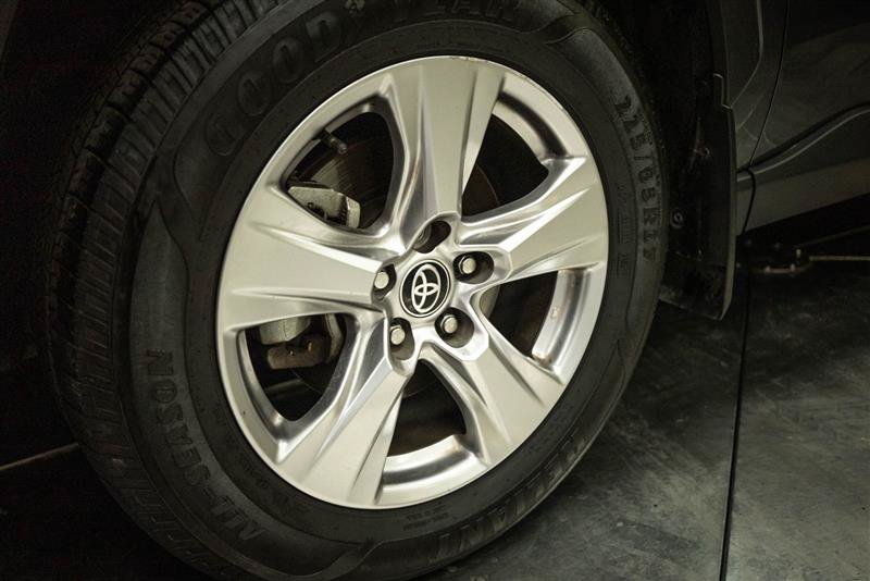 Used 2022 Toyota RAV4 XLE w/ Convenience Package FWD image 3