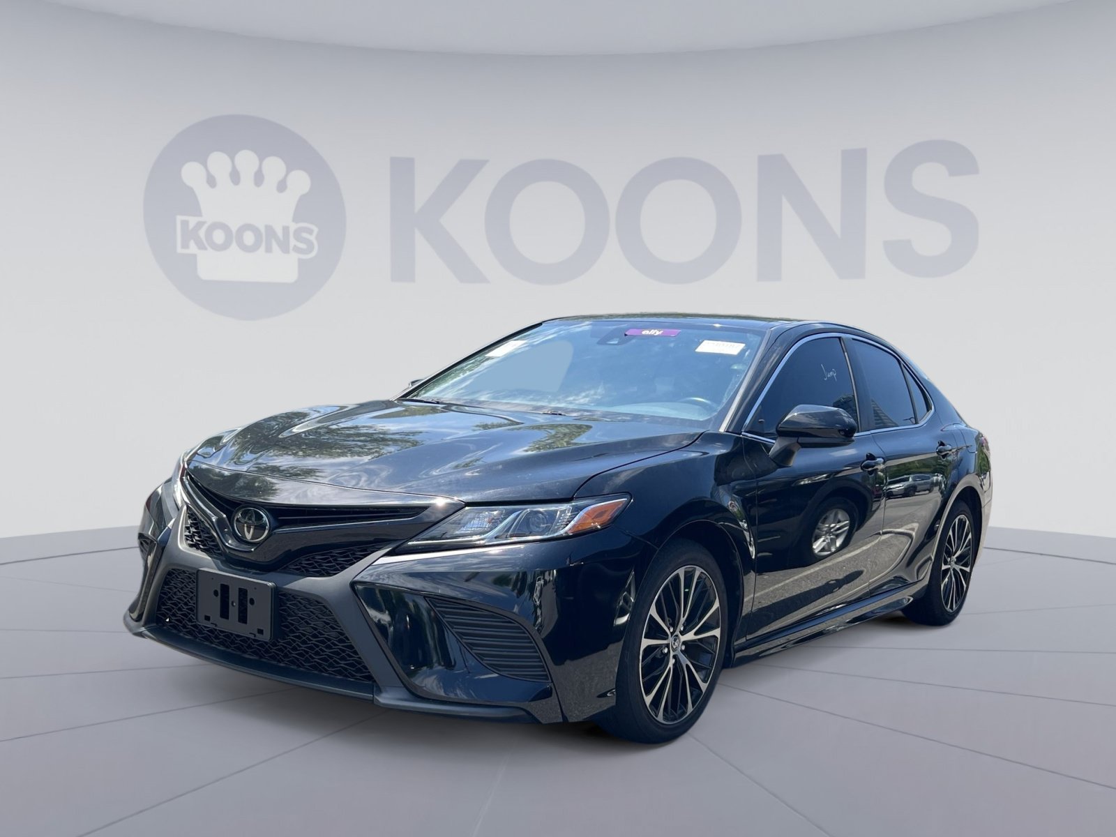 Used 2018 Toyota Camry SE FWD image 1