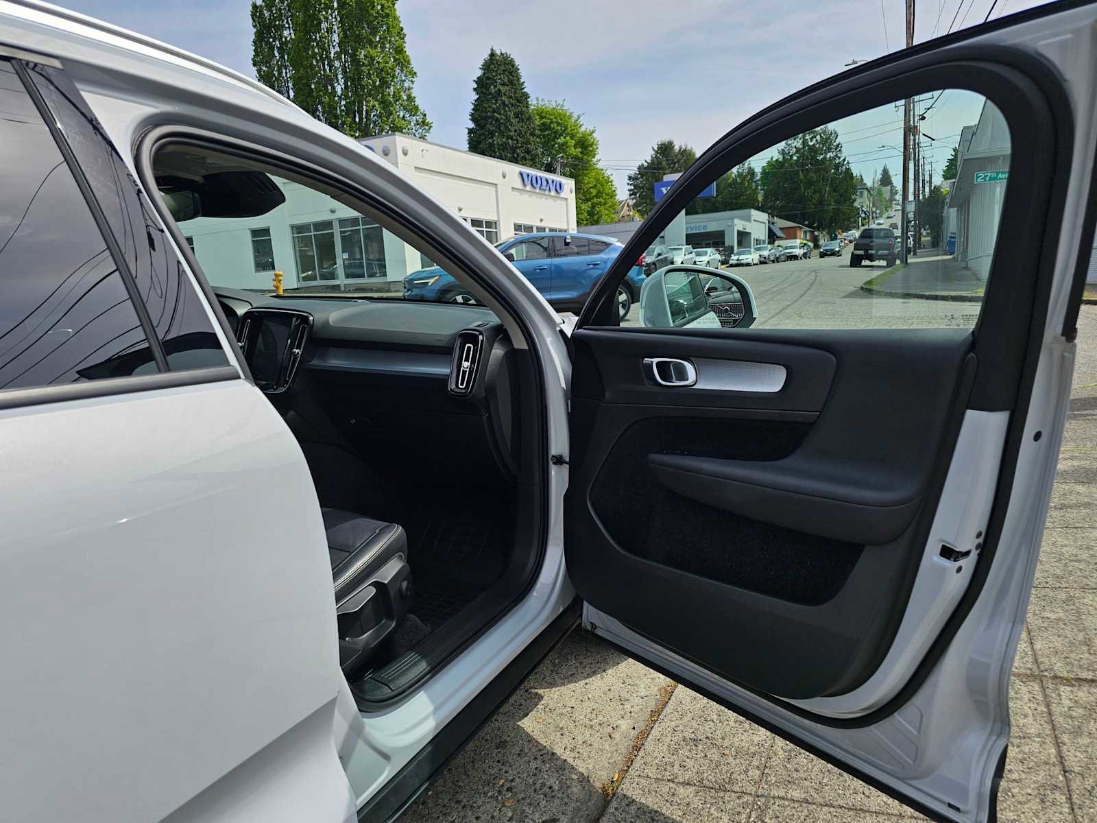 Used 2021 Volvo XC40 T5 Momentum w/ Protection Package Premier AWD/4WD image 10