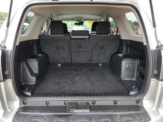 Used 2020 Toyota 4Runner SR5 AWD/4WD image 32