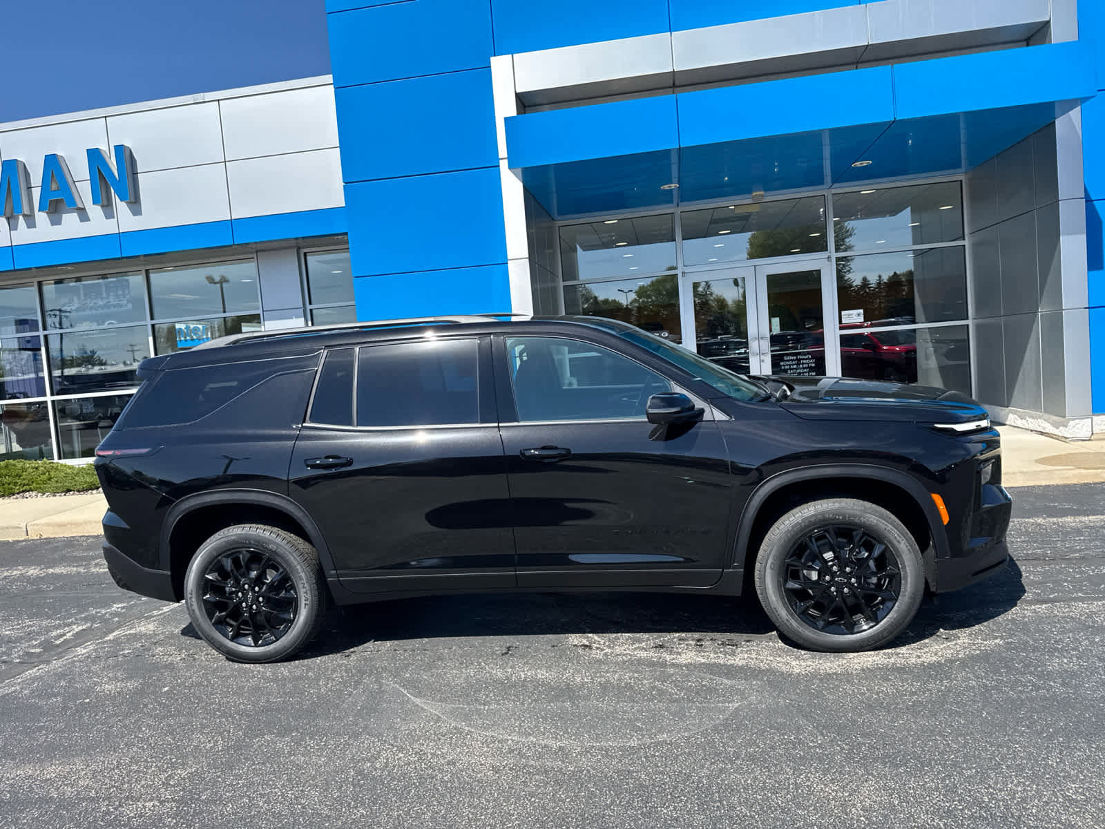 New 2026 Chevrolet Traverse LT w/ Midnight/Sport Edition AWD/4WD image 2