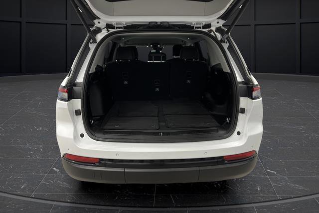 Used 2023 Jeep Grand Cherokee Limited w/ Luxury Tech Group II image 14