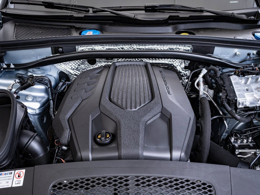Certified 2025 Porsche Macan image 36