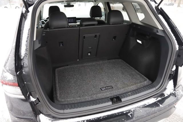 Used 2025 Volkswagen Taos SE w/ Panoramic Sunroof Package image 7