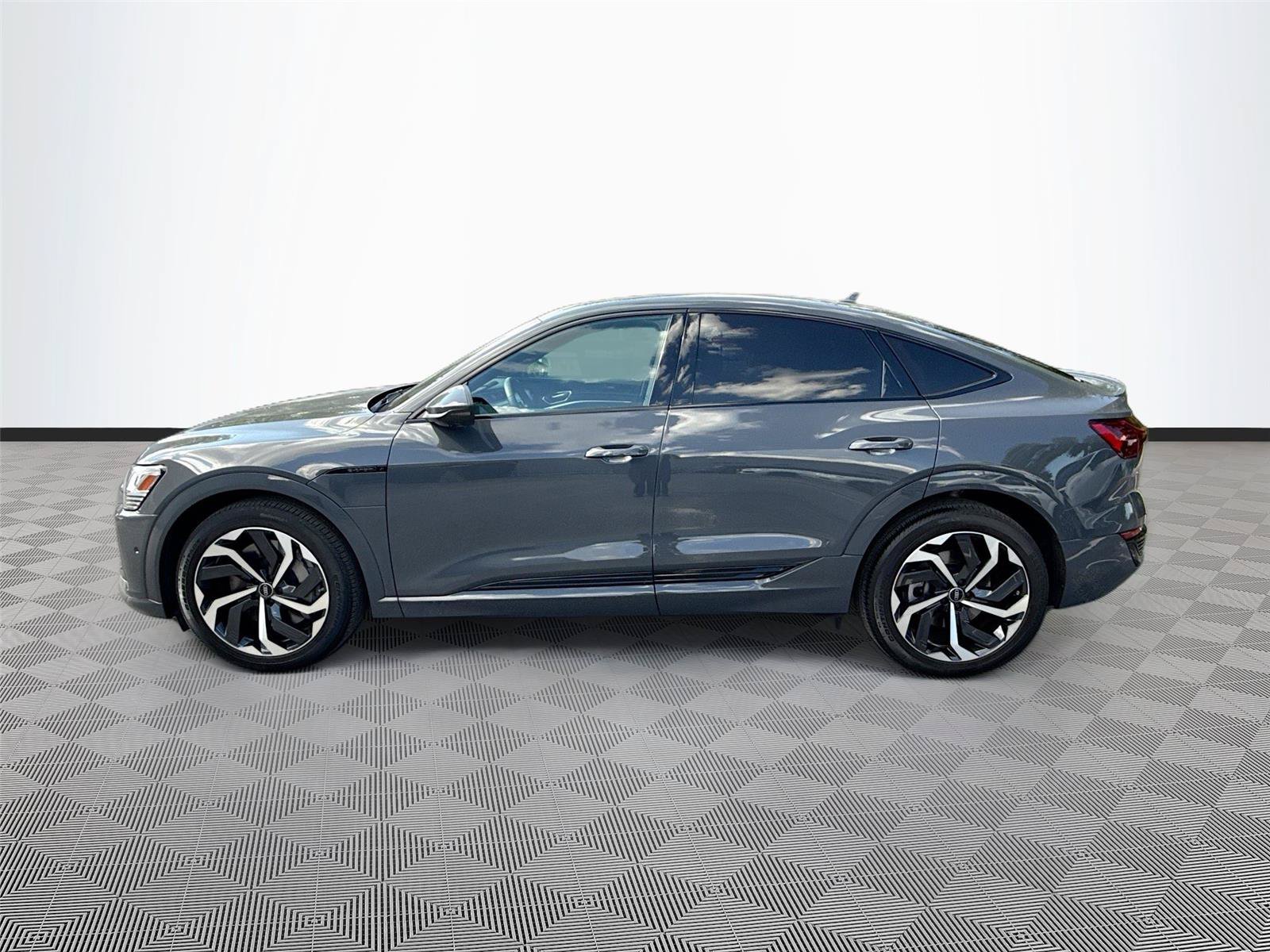 Used 2024 Audi Q8 e-tron Premium Plus w/ Premium Plus Package AWD/4WD image 4