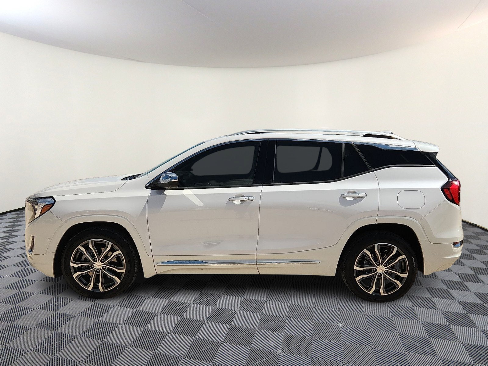 Used 2020 GMC Terrain Denali w/ Denali Premium Package FWD image 2