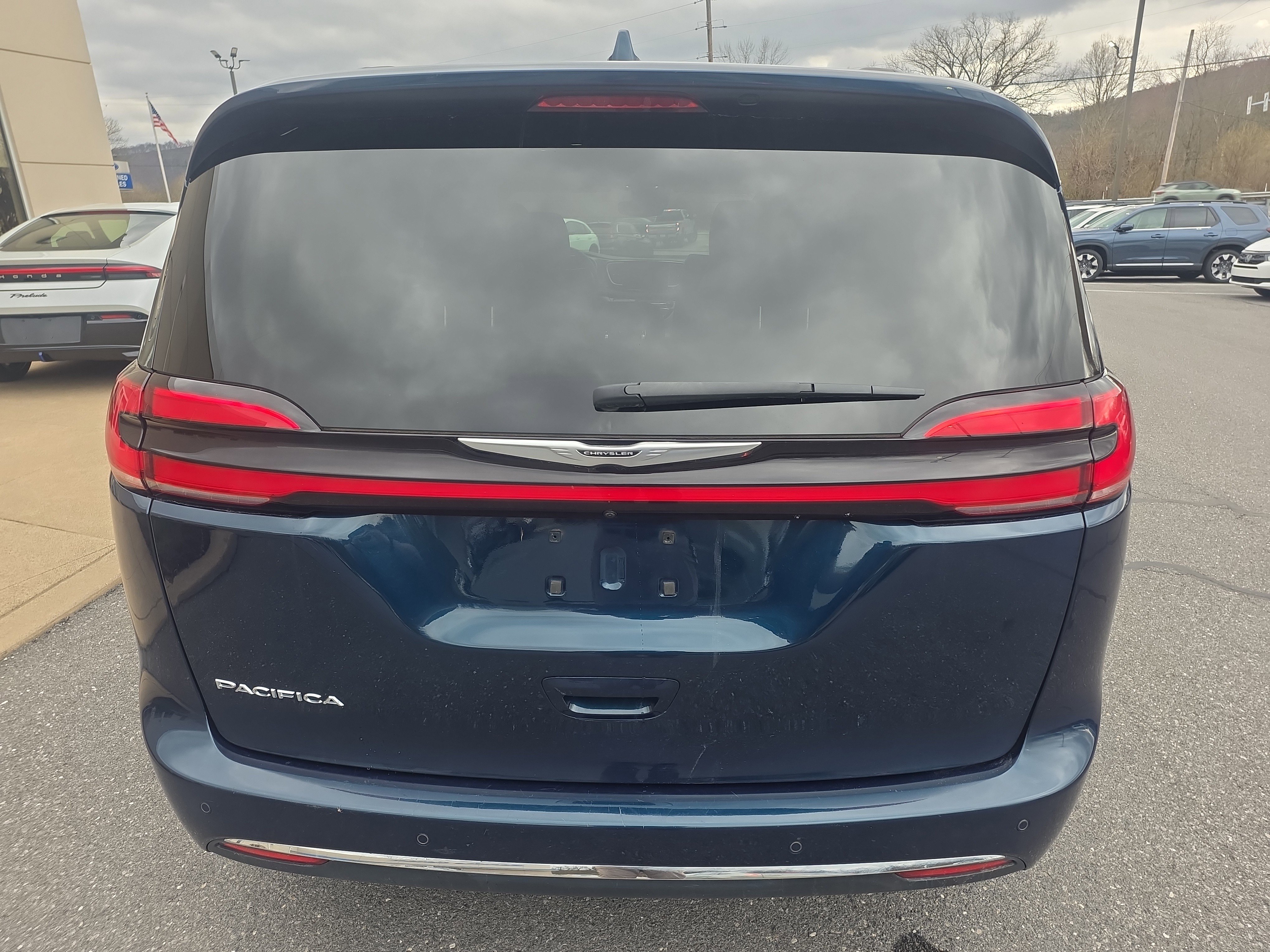 Used 2022 Chrysler Pacifica Touring-L image 6