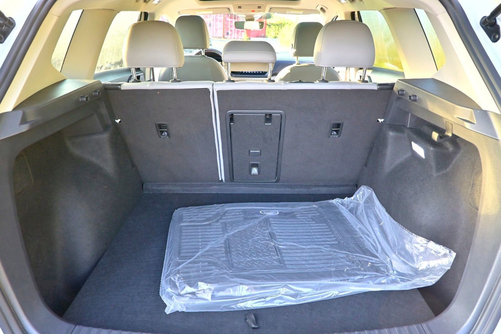 Used 2024 Volkswagen Taos SE w/ Panoramic Sunroof Package image 19