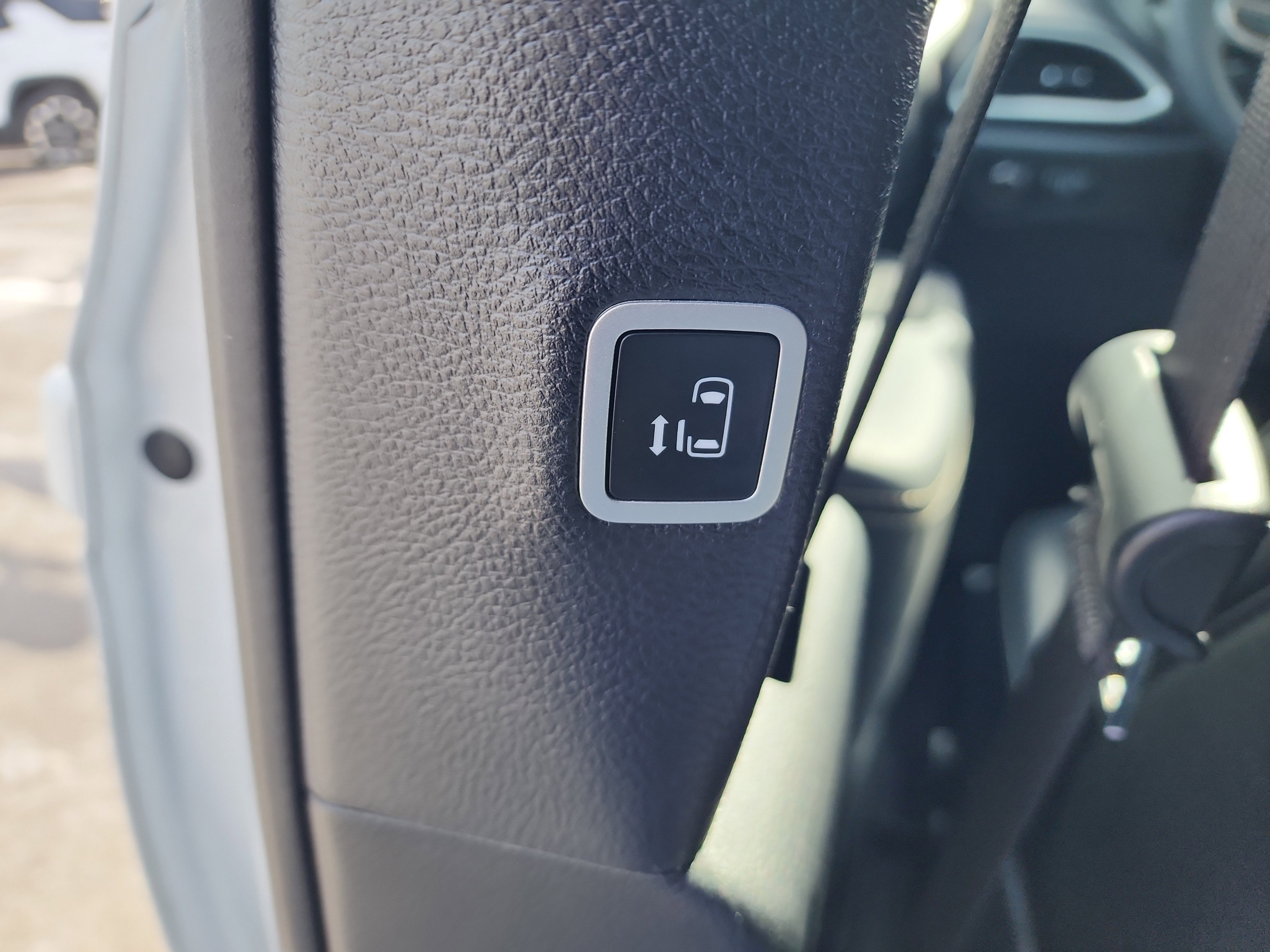 Used 2025 Chrysler Voyager LX image 27