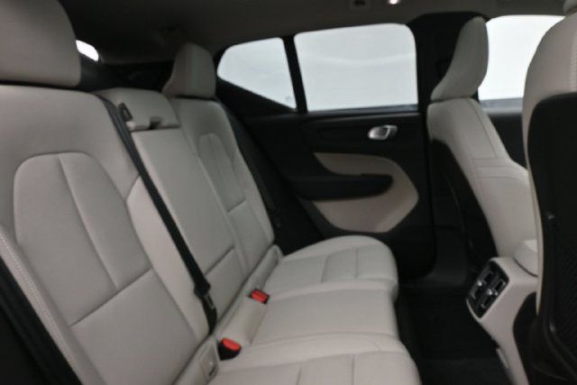 Used 2026 Volvo XC40 B5 Plus AWD/4WD image 31