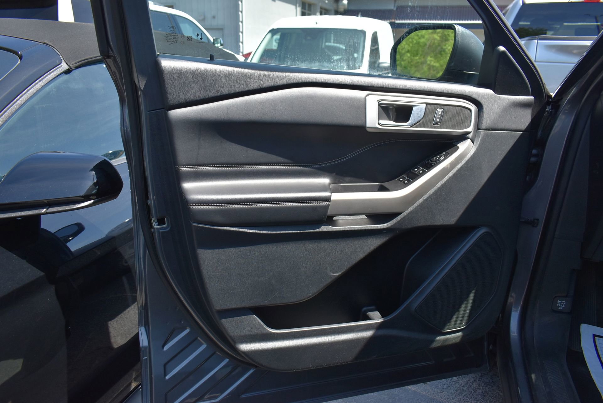 Used 2023 Ford Explorer XLT w/ Equipment Group 202A AWD/4WD image 8