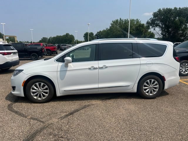 Used 2018 Chrysler Pacifica Touring-L FWD image 5