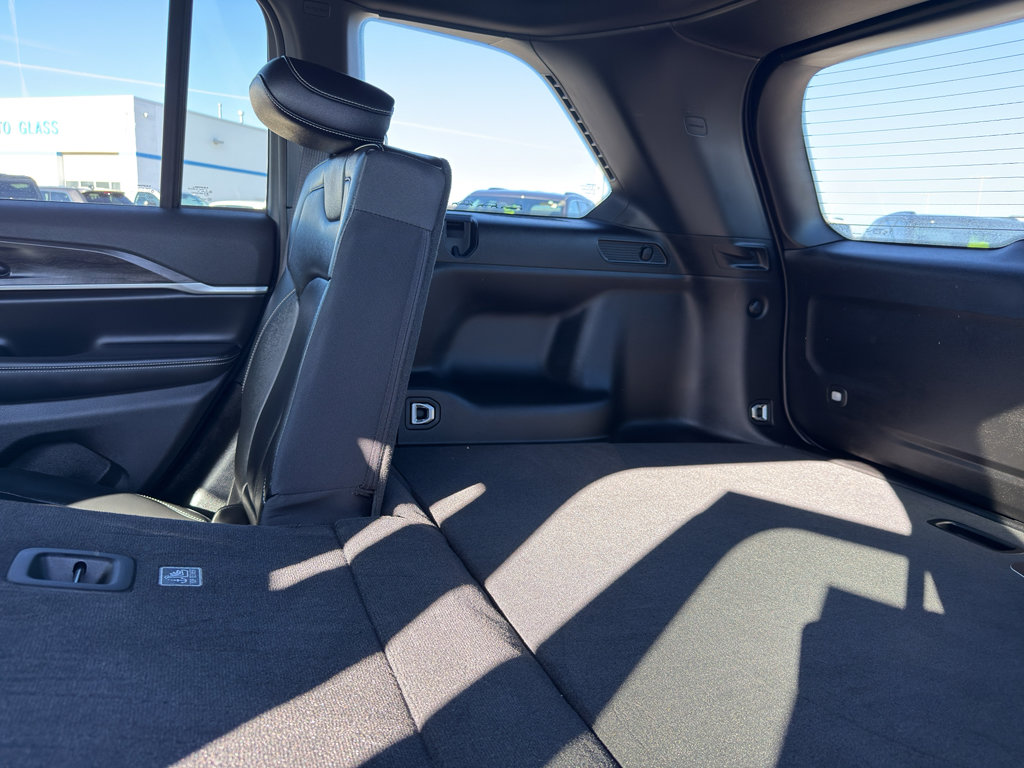 Used 2024 Jeep Grand Cherokee Limited w/ Black Appearance Package image 35