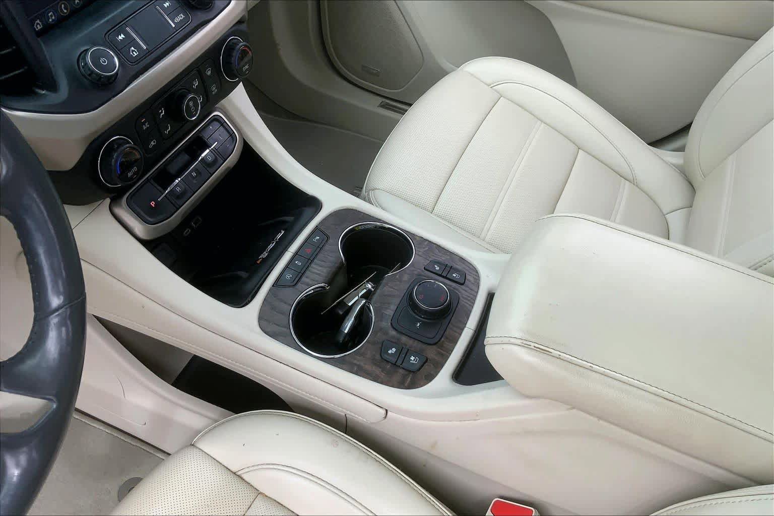 Used 2021 GMC Acadia Denali w/ Denali Ultimate Package AWD/4WD image 17